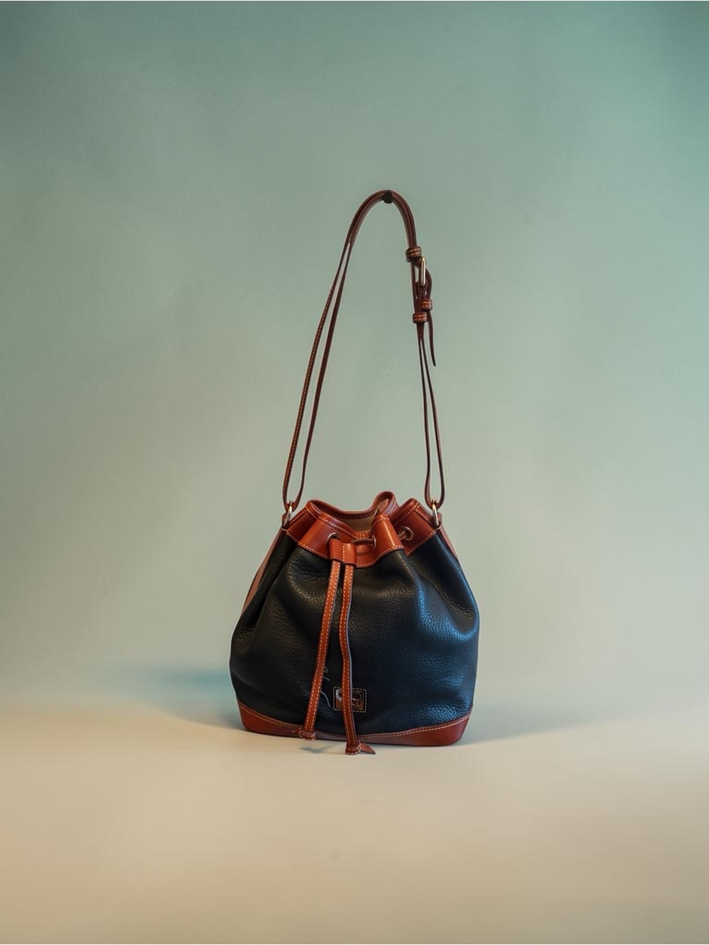 Vtg Dooney & Bourke Black Pebbled Leather Drawstring Bucket Bag Shoulder Purse